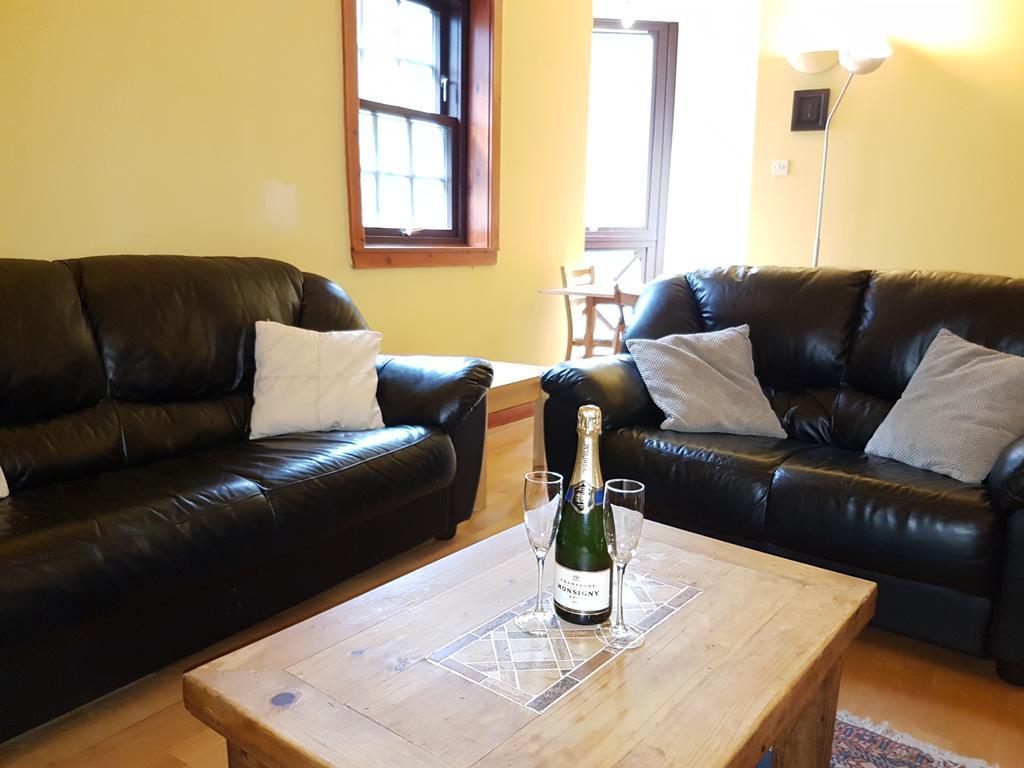 Dean Village - Lovely 2 Bed In Picturesque Dean Village With Balcony And Private Parking エディンバラ 部屋 写真